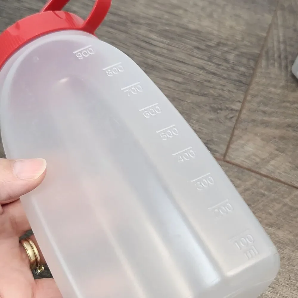 2 Rubbermaid Servin Saver Pitcher 1 QT Beverage Containers Bottles Red Lids